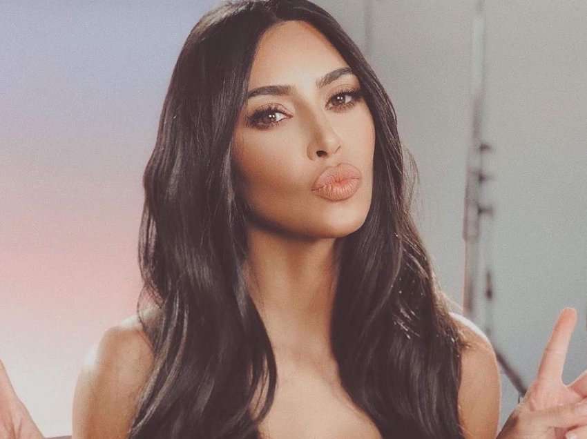 Kim Kardashian e gjuajti telefonin në oqean gjatë pushimeve me të dashurin në Karaibe, për të mos qenë e shqetësuar nga njerëzit