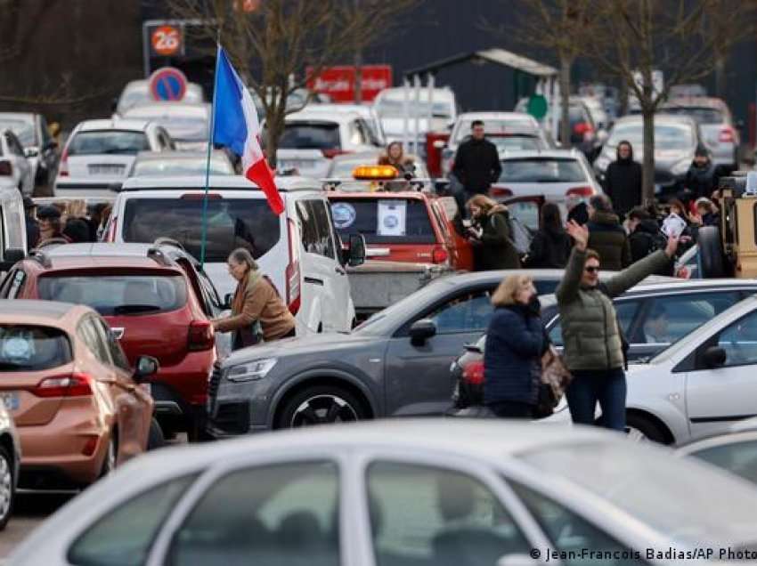 Autokolona “sipas modelit kanadez” kundër rregullave të Covidit drejt Parisit