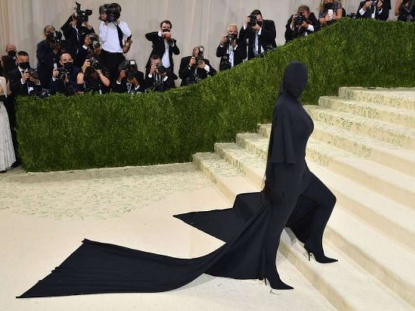 Kim tregon se ka qenë kundër veshjes së famshme të Met Gala. Por pse?