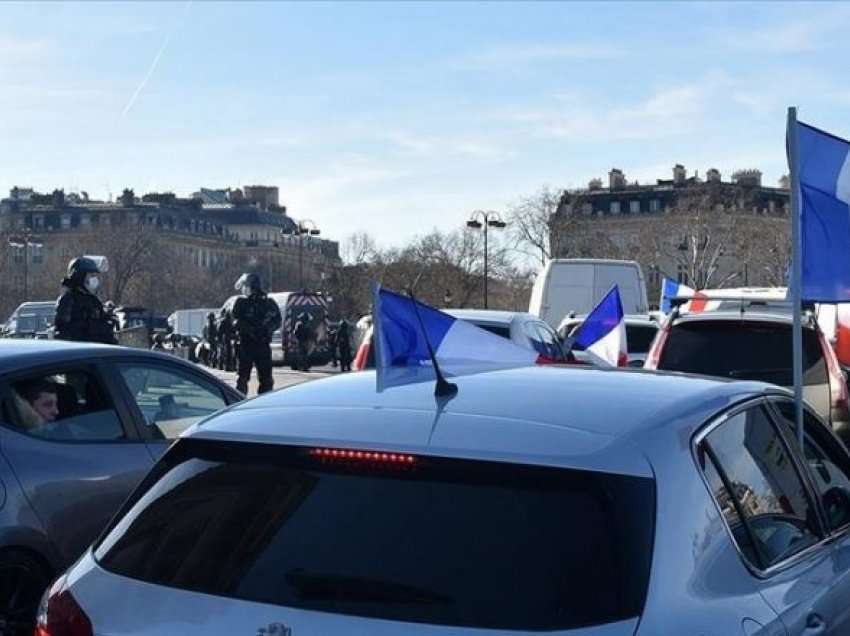 “Karvani i lirisë” në Paris/ Mijëra protestues bllokuan rrugët, përleshje me forcat e policisë