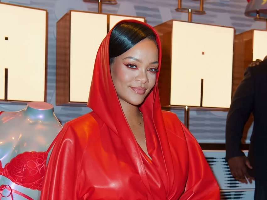 Rihanna kokë e këmbë më të kuqe