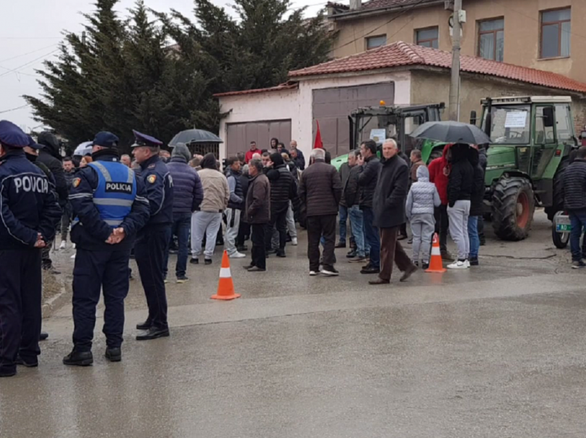 Protestojnë fermerët në Devoll, çmimi i naftës i shton kostot e punës