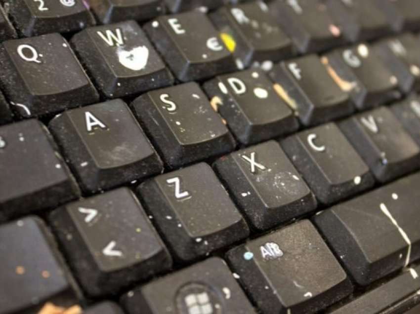 Si të pastroni dhe dezinfektoni tastierën apo laptopin