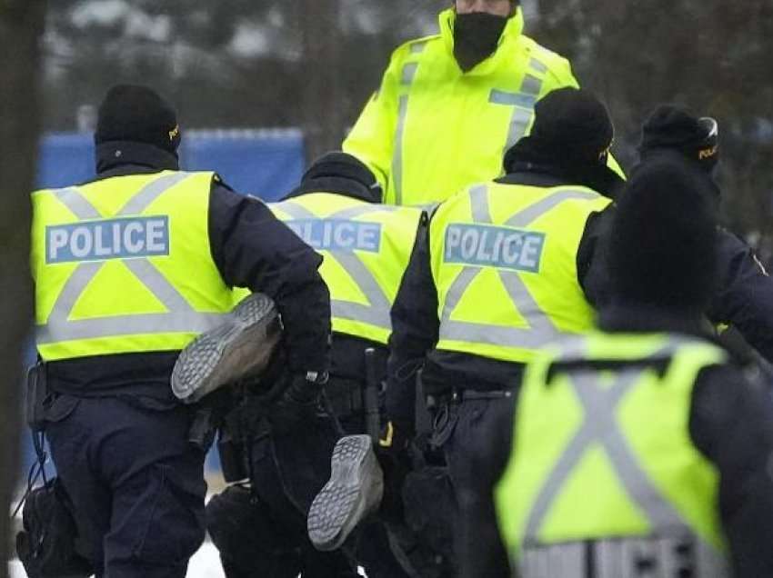 Ura kyçe SHBA-Kanada rihapet pas gati një jave, pasi policia largon protestuesit