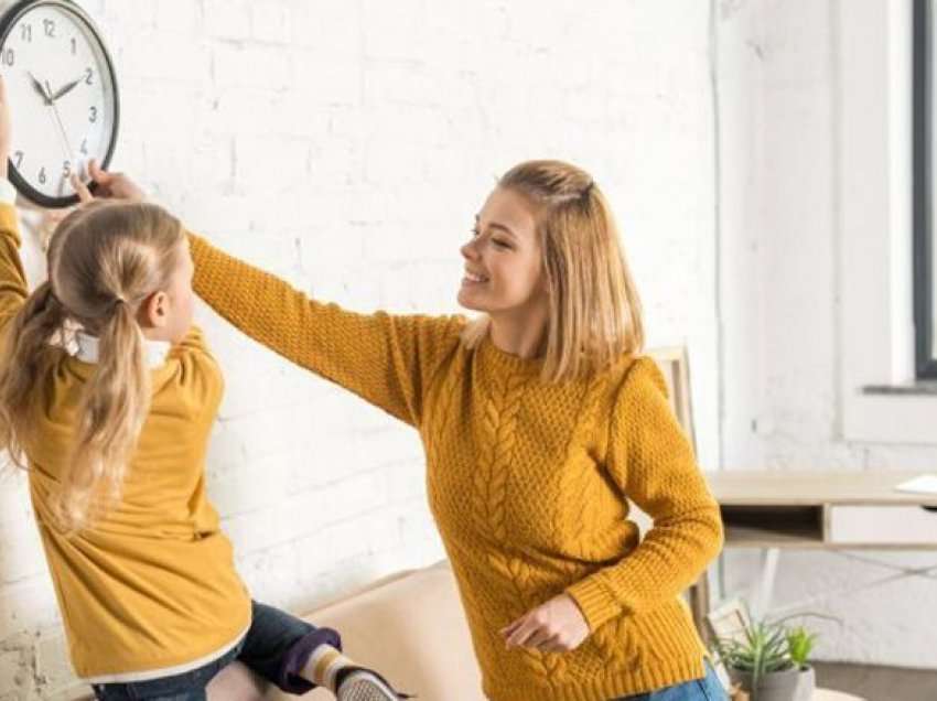 Ku duhet ta vendosni orën në dhomën e ndenjes? Një pozicion në veçanti duhet të shmangim