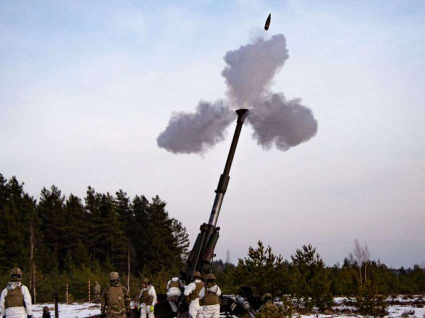 “Nxjerrim armët e rënda”/ Zjarr dhe predha 155 mm - pjesë e forcave të NATO-s edhe ushtarët shqiptarë