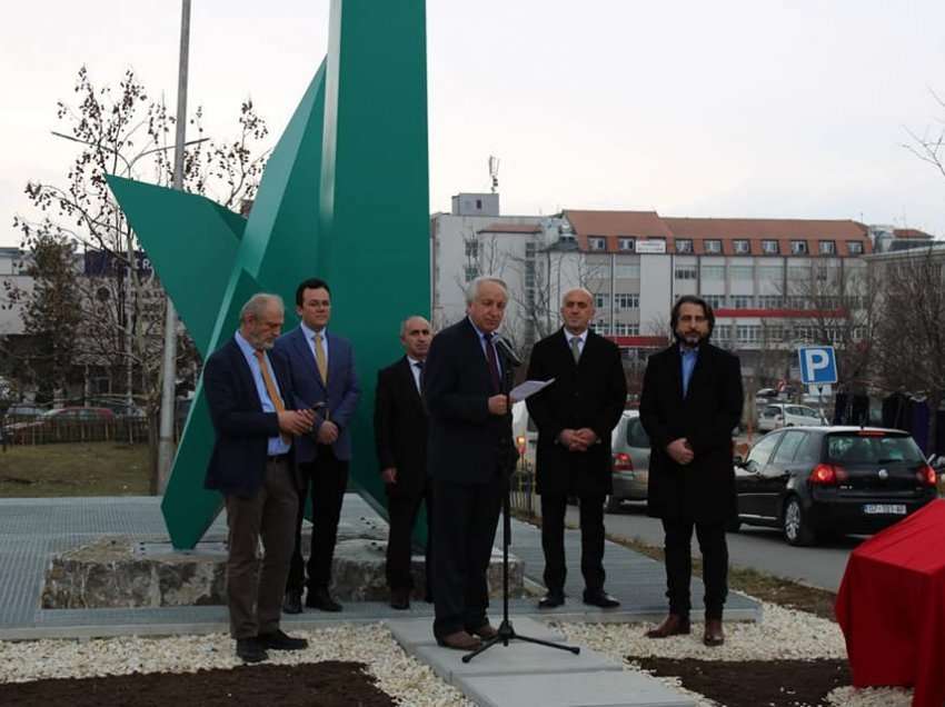 Përurohet obelisku dedikuar profesionistëve shëndetësorë, Latifi: Shenjë e vogël për veprën e madhe të mantelbardhëve