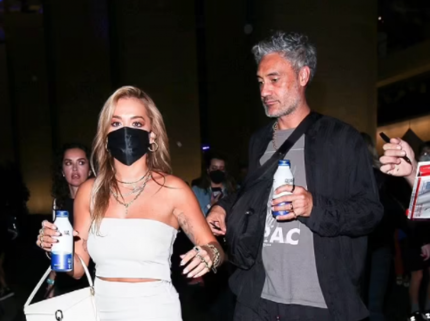 Rita Ora elegante përkrah të dashurit