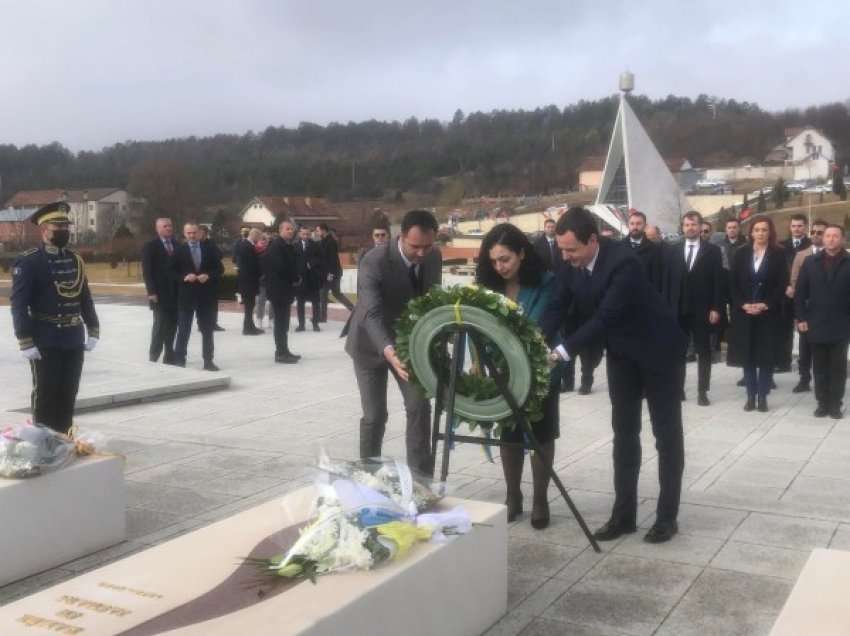 ​Osmani, Konjufca e Kurti bëjnë homazhe në Prekaz