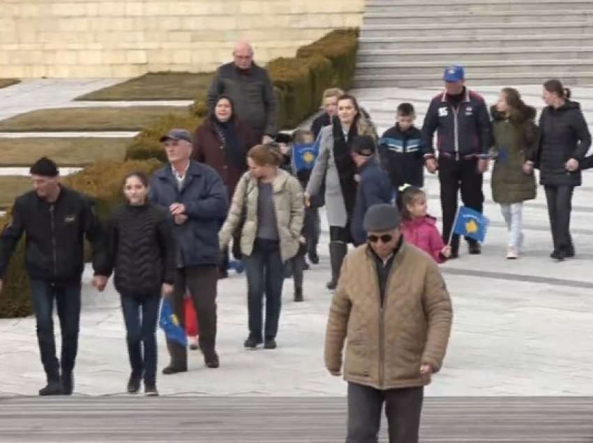 ​Qytetarët bëjnë homazhe tek Kompleksi Memorial “Adem Jashari”: Prekazi vend i shenjtë