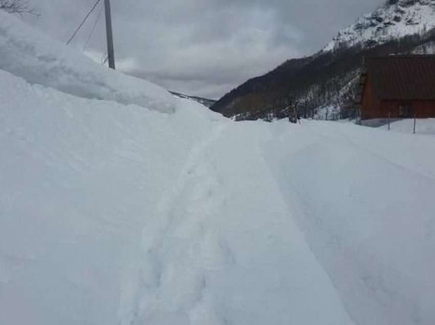 Bllokohet prej dëborës pika turistike e Lëpushës, prej 2 ditësh e gjithë zona pa energji elektrike