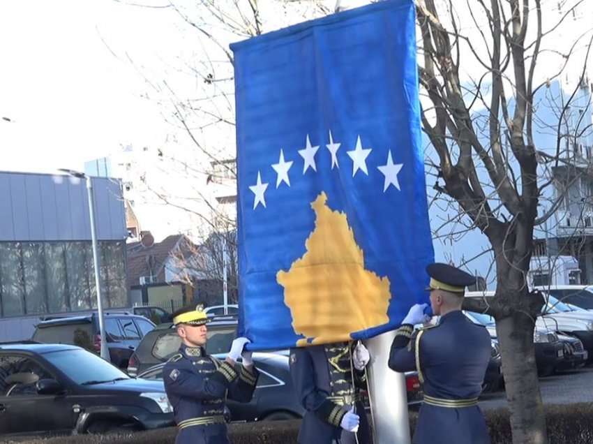 Ngritet flamuri shtetëror në objektin e Qeverisë 