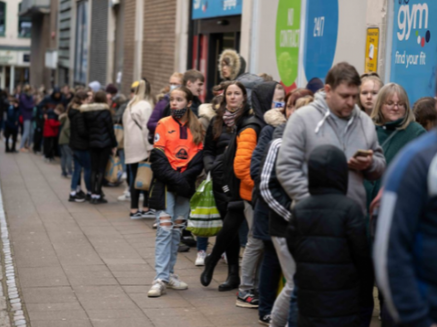 Qindra tifozë të Norwich-it presin në radhë për të marrë nënshkrimin e lojtarit të Kosovës