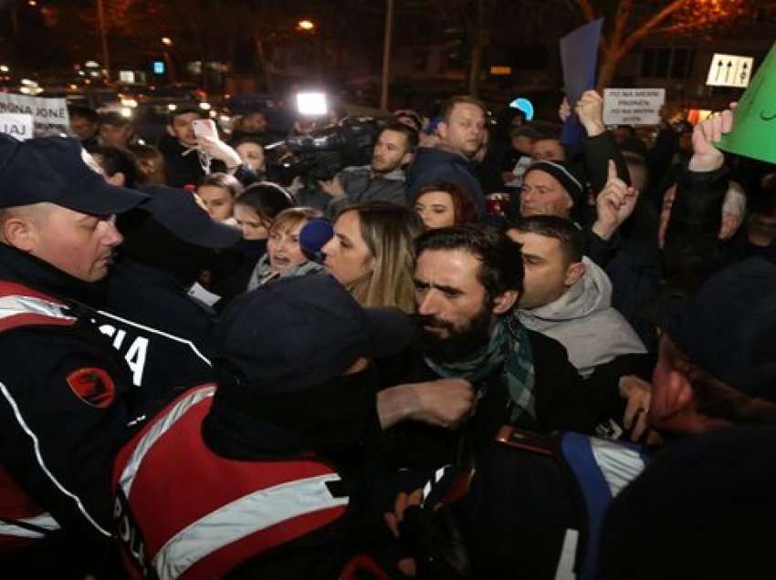 Banorët e “5 Majit” protestojnë sërish: Më 22 shkurt bëhemi rrafsh me tokën