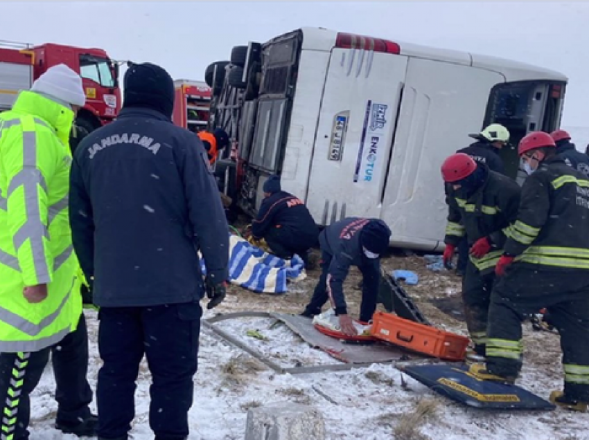 Përmbyset autobusi, vdesin 5 persona dhe plagosen 26 të tjerë 