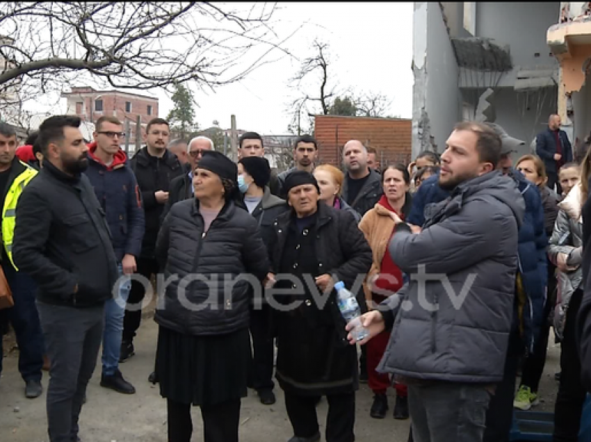 Banorët e “5 majit” në protestë: Nuk lëmë shtëpitë pa na dhënë zgjidhje bashkia