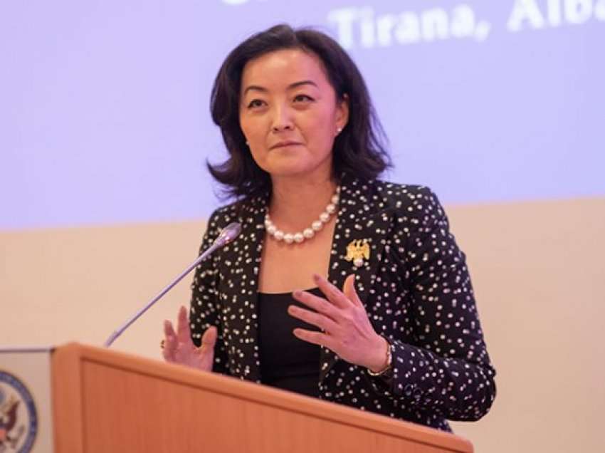 Magjistratët e rinj marrin një këshillë nga ambasadorja amerikane Yuri Kim