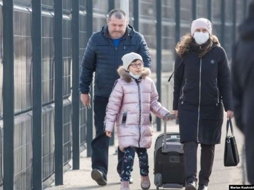 ‘Panik, panik total’: Rrëfimet e banorëve që po largohen nga Luhansku