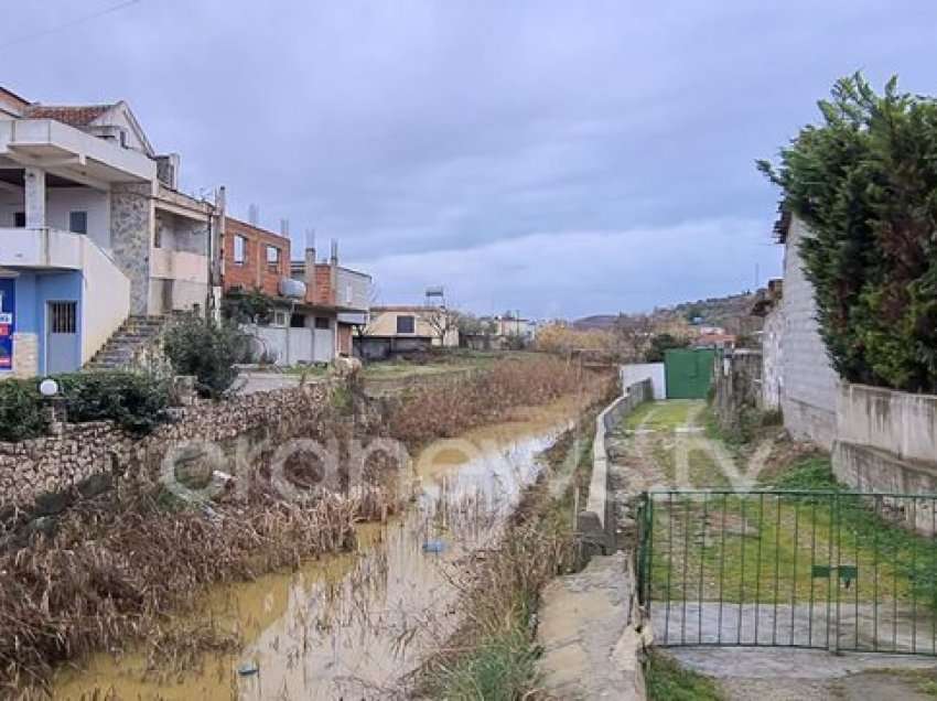 Pa ujë në mes të baltës, banorët e Porto Romanos në Durrës: Nuk furnizohemi prej 2 ditësh