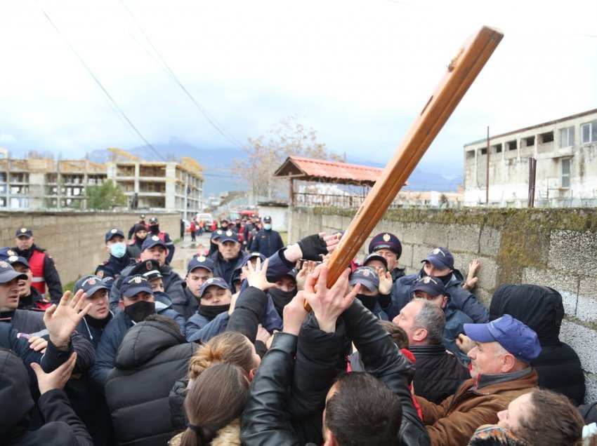 Banorët e ‘5 majit’ përplasen me policinë, IMT do të prishë 12 banesa