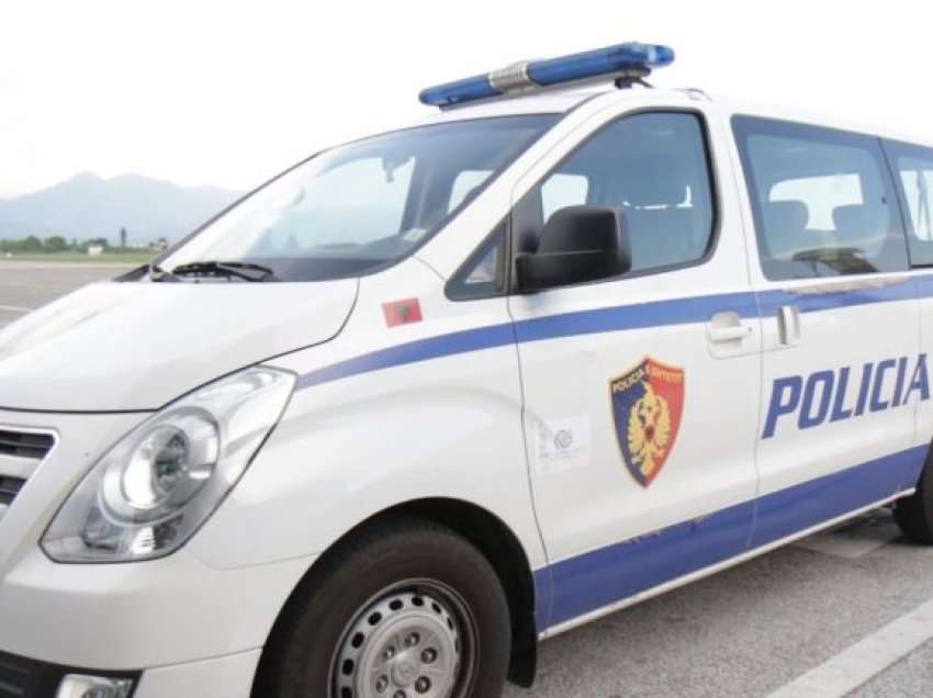 Tentoi të korruptonte punonjësit e Policisë Kufitare, vihet në pranga një person në Rinas