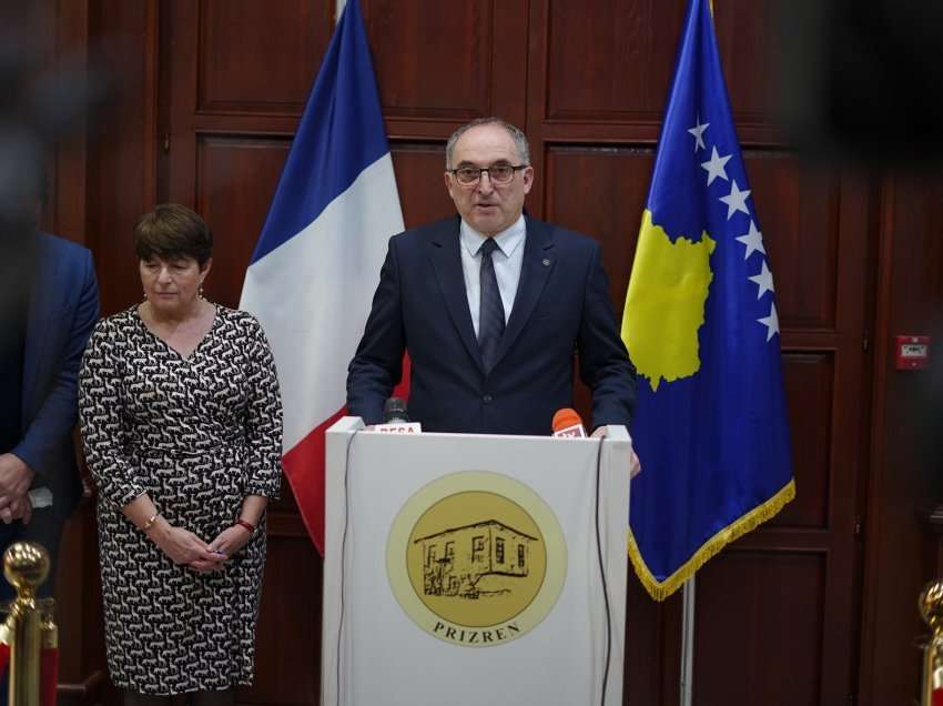 Ambasadorja e Francës Znj. Marie-Christine BUTEL takon kryetarin e komunës, z. Shaqir Totaj