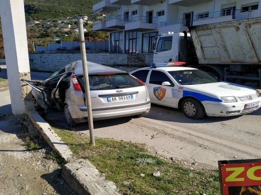 Aksident në Radhimë/ Makina përplaset me kolonën, dy persona bllokohen brenda