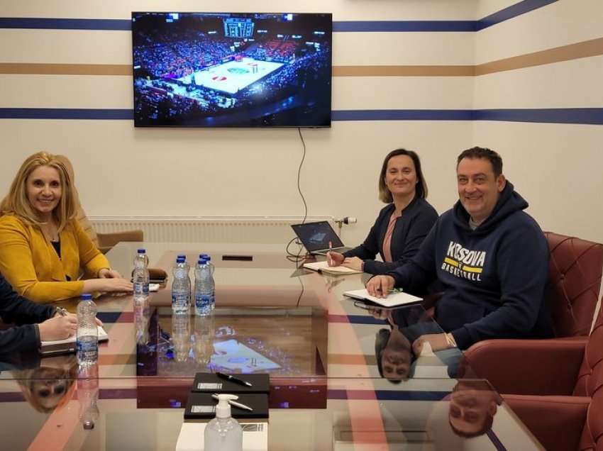 FIBA dhe FBK bëjnë rishikimin e 12 mujorit të Planit Strategjik të FBK-së 2021-2025