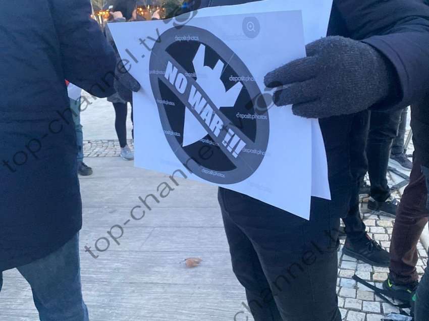 “Jo luftë”, protestohet para Ambasadës së Rusisë në Tiranë