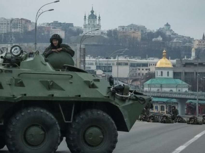 Automjetet ushtarake zbarkojnë në Kiev për ta mbrojtur nga rusët