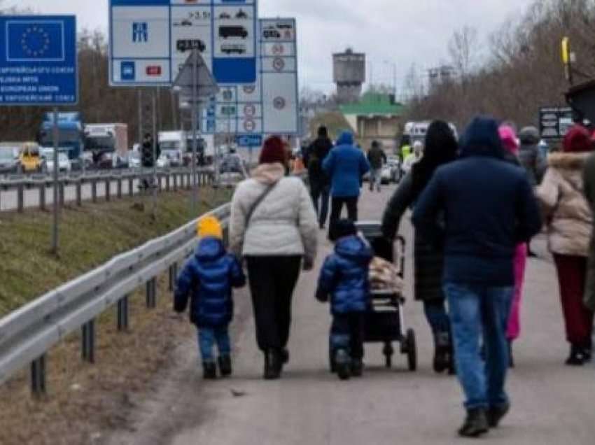 ​Mijëra persona kalojnë kufirin nga Ukraina në Poloni