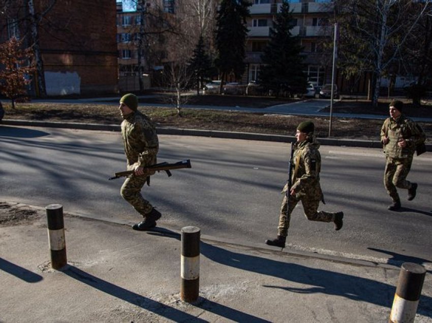 Fotoja e 80-vjeçarit ukrainas po bën xhiron e botës: Po e bëj këtë për ardhmen e nipërve të mi