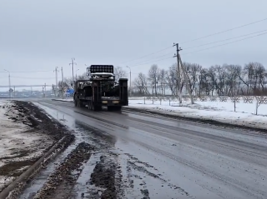 Rusia e acaruar, shihet duke futur armatim të rëndë në Ukrainë