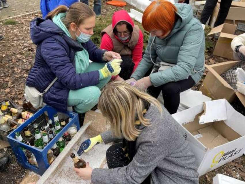 Gratë ukrainase po bëjnë koktej molotovi për të mbrojtur qytetin e tyre