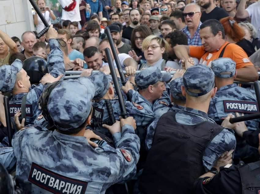 Mbi 4,000 të arrestuar nga protesta në Rusi