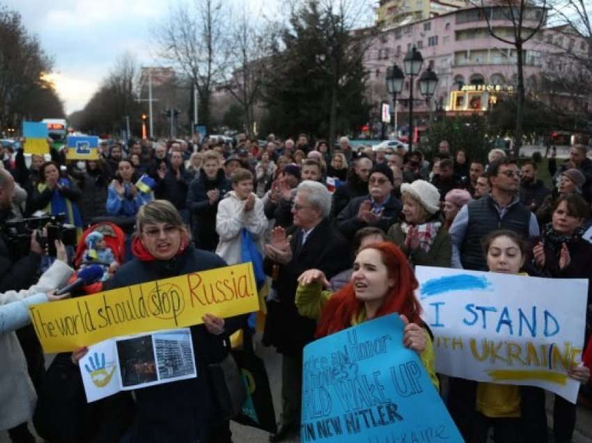 ​Protesta kundër luftës në Tiranë, ambasadori ukrainas: Të ndalet lufta, të mos ketë më humbje jetësh