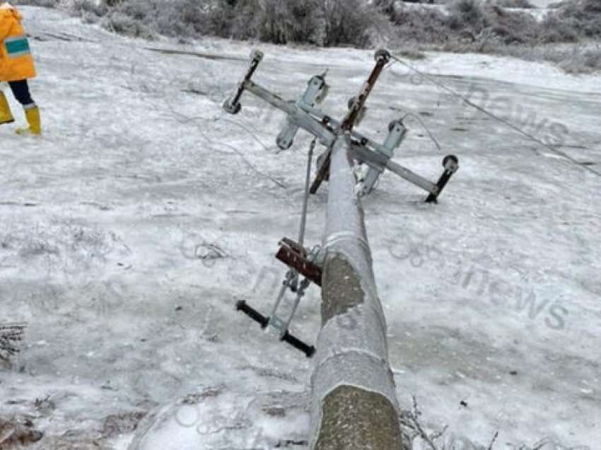 Stuhia e erës rrëzoi shtyllat e tensionit të lartë, në errësirë fshatrat e Korçës, Maliqit e Devollit