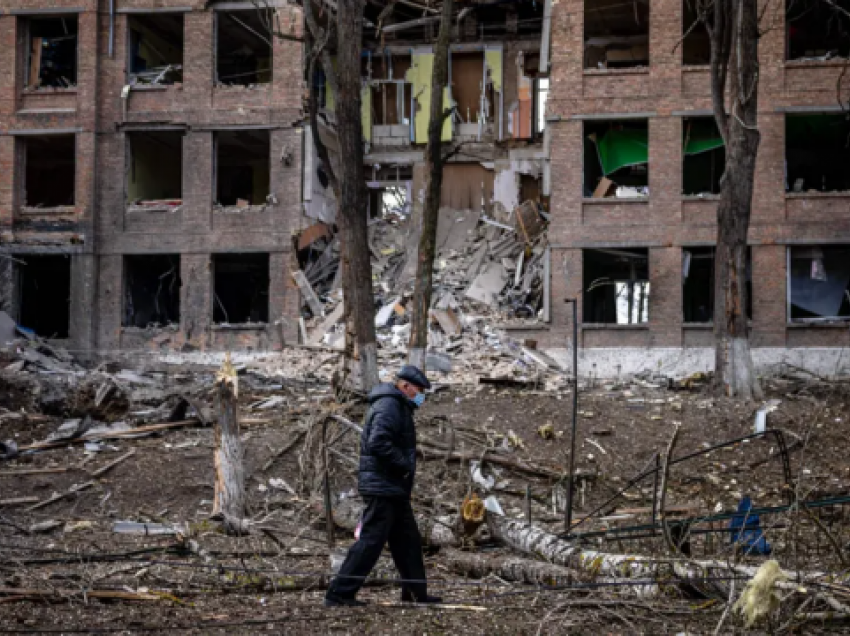 Rusia sulmon rëndë në Mariupol, banorët flasin nga bodrumet