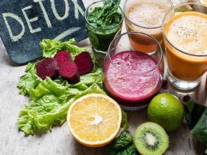 Receta detox pas festave, çfarë të pini për të eliminuar fryrjen e stomakut