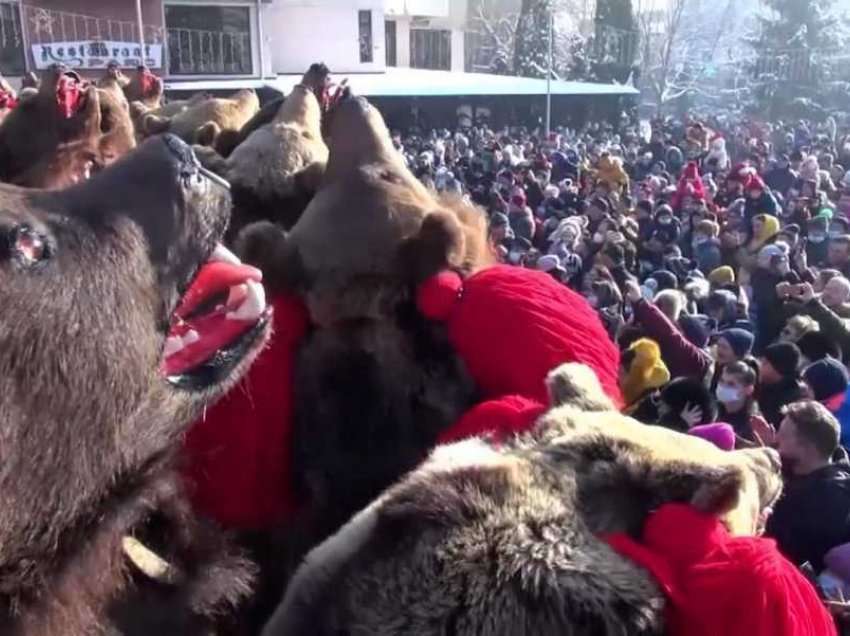 Qindra rumunë vishën si arinj gjatë ceremonisë ‘për të larguar të keqen’