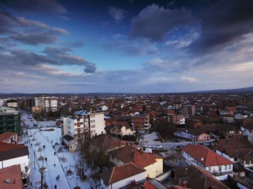 Vushtrriasja ‘traumatizohet’, një grua e rrah në korridor të banesës