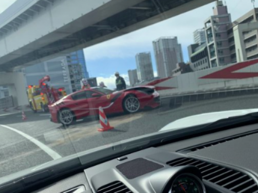 Viti nuk mbaroi mirë për pronarin e një Ferrari F12tdf në Japoni