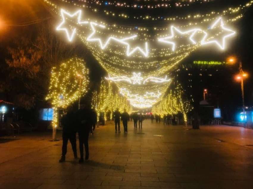 ​Policia ndërpret festimin e Vitit të Ri në shesh