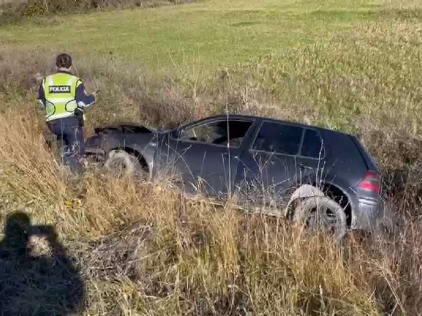 Po parakalonte, një automjet e godet dhe e nxjerr jashtë rruge/ ‘Golfi’ përfundon në kanal