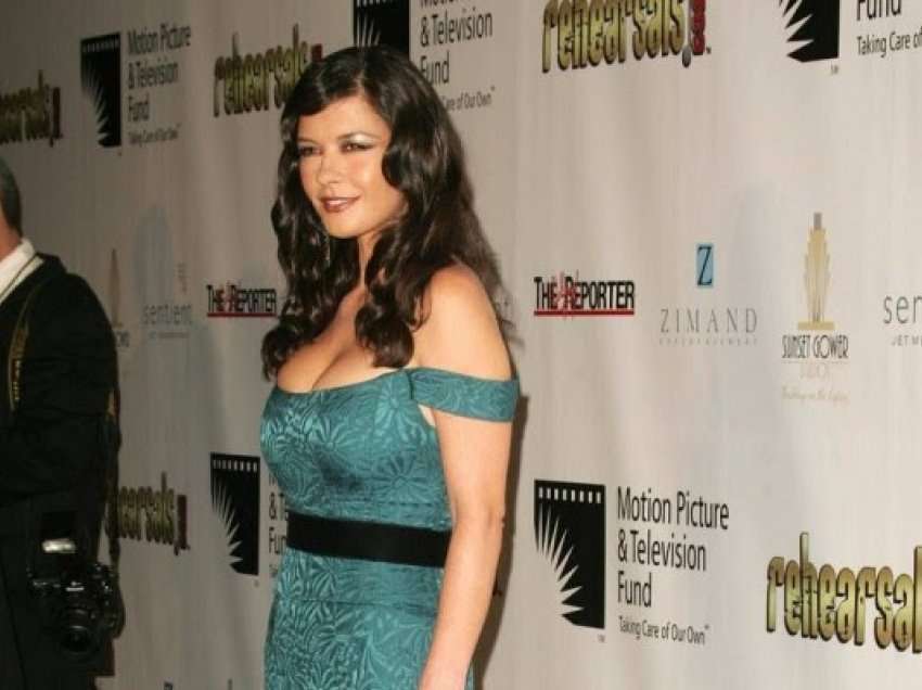 ​Catherine Zeta Jones shkëlqen në bikini të zeza