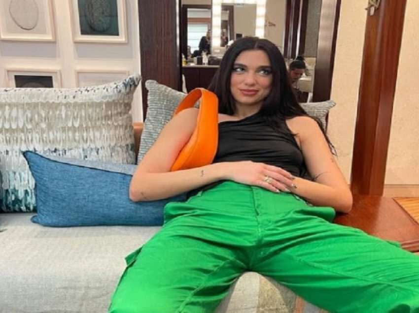 ​Dua Lipa relaksuese në setin e ri fotografik