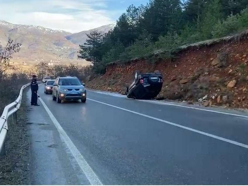 Aksidente nga akulli në rrugë/ Bulqizë, përmbysen automjetet. Mirëmbajtësit nuk hedhin kripë në rrugë