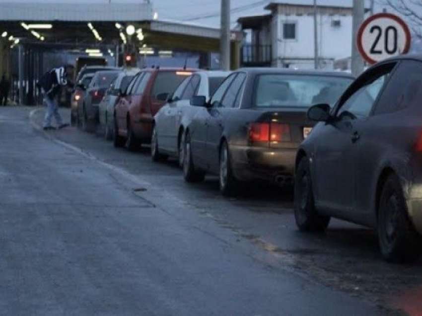 Dy orë pritje te Dheu i Bardhë për të dalë nga Kosova