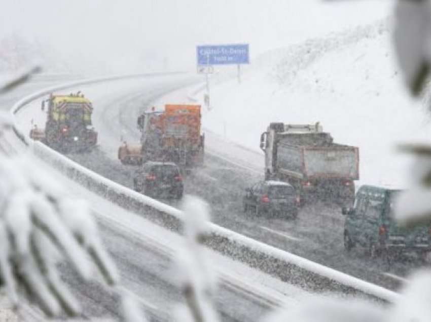 U bllokuan autostradat, drejtuesit e mjeteve e kaluan natën në vetura