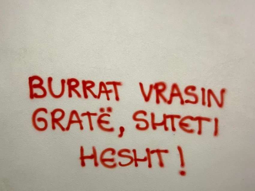 Pas vrasjes së gruas nga burri në Llaushë, Skenderaj mbushet me grafite